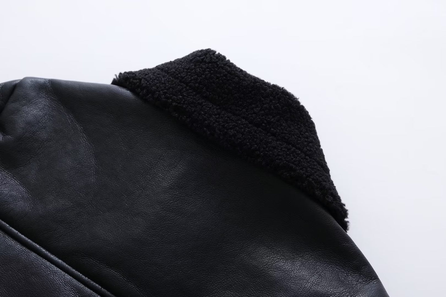 Manteau court en cuir noir à boucle pour femme
