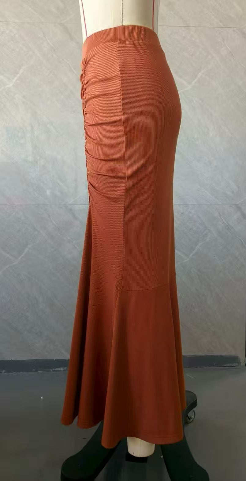 Robe sirène asymétrique en satin Abeni