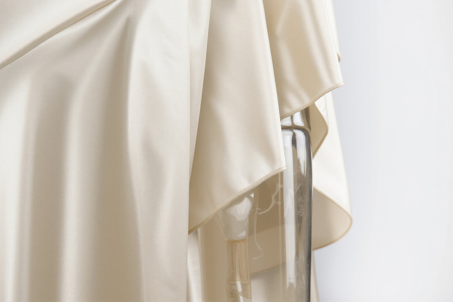 Robe Nolya cintrée à fente haute