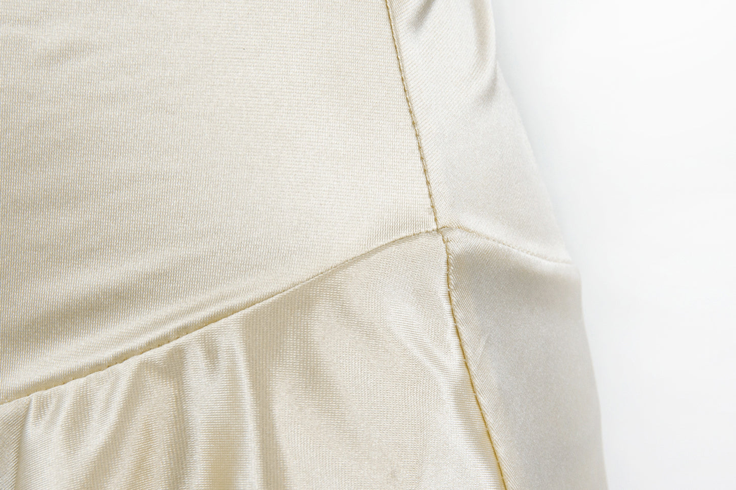 Robe Nolya cintrée à fente haute