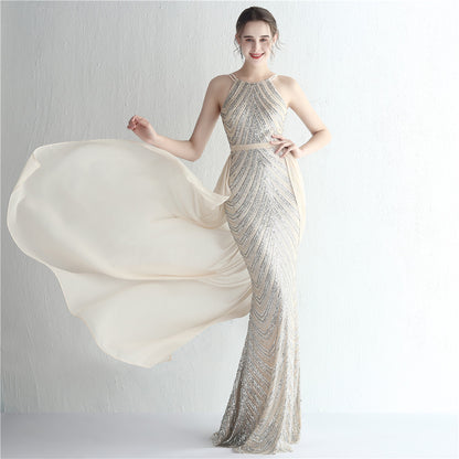 Robe de cocktail Zayla à dos nu ornée de perles