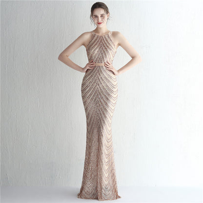Robe de cocktail Zayla à dos nu ornée de perles