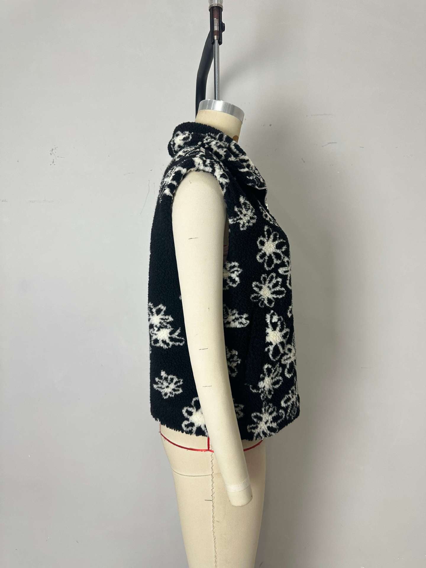Gilet Sefira à fleurs en peau lainée